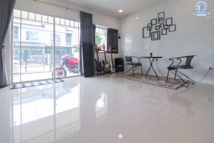 *****ทาวน์เฮ้าส์มือสองย่านนนทบุรี ม.อินดี้ บางใหญ่ คุณภาพระดับแบรนด์ L&H บนเนื้อที่ 18.1 ตร.ว. ฟังก์ชัน 2 ห้องนอน 3 ห้องน้ำ 1 ที่จอดรถ ตกแต่งสไตล์โมเดิร์น เพียง 700 ม.ก็ถึงถ.กาญจนาฯ ใกล้เซ็นทรัลเวสต์เกต และรถไฟฟ้าสายสีม่วง "สถานีตลาดบางใหญ่"